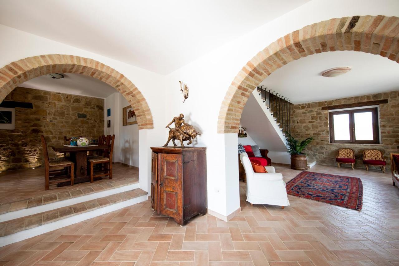 Villa Ermelinda - Piscina Privata E Jacuzzi Castelraimondo Kültér fotó